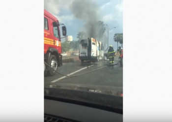 Veículo de transporte de presos pega fogo em frente à Casa de Custódia; Veja vídeo